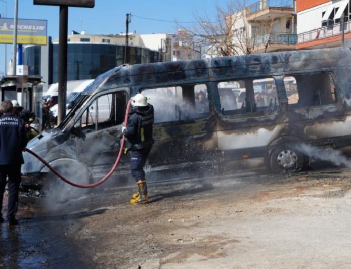 Kepez’de Park Halindeki İki Araç Alev Alev Yandı