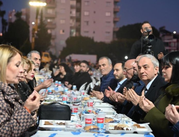 Kepez'de 5 Mahalle Tek Sofrada Buluştu: Zafer Mahallesi’nde Dev İftar