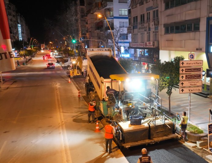 Güllük Caddesi’nde Asfalt Mesaisi: Büyükşehir’den Konforlu Ulaşım Hamlesi