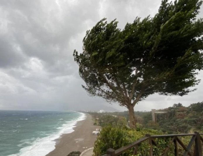 Antalya Körfezi için fırtına uyarısı yapıldı.