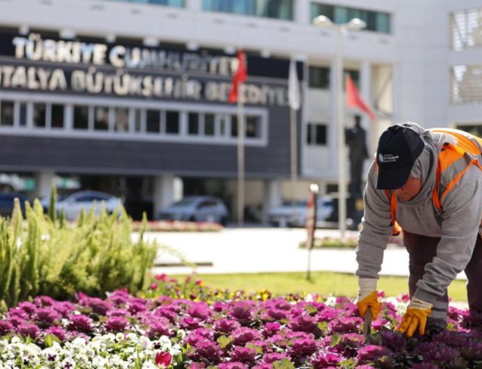 Antalya Büyükşehir Belediyesi ile şehre kadın eli değiyor