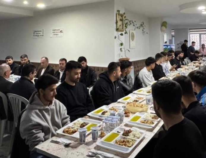 Gazipaşa’da Gönül Sofrası: Protokol ve Üniversiteliler İftarda Buluştu