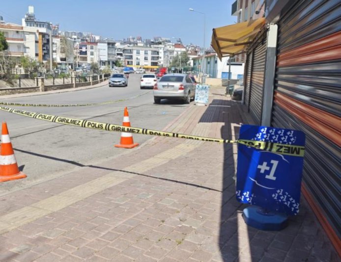 Antalya’da Komşu Esnaflar Arasında Silahlı Kavga: 22 Yaşındaki Genç Hayatını Kaybetti