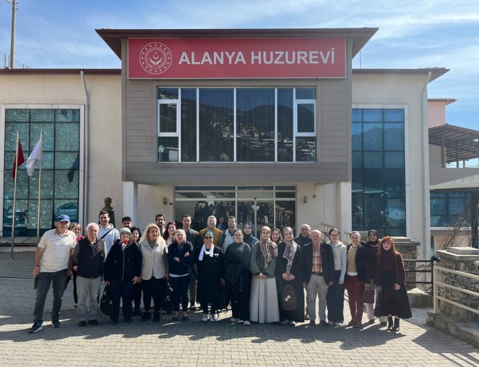 Huzurevinde Dijital Kalkan: ALKÜ Öğrencilerinden Yaşlılara "Güvenli İnternet" Dersi