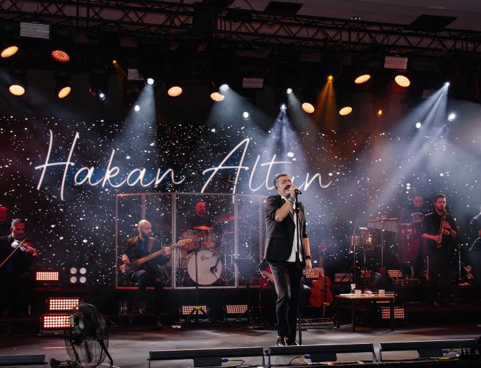 Hakan Altun Bayramın İlk Gününde Antalya’da Sahne Aldı: Tatilciler Eğlenceye Doydu