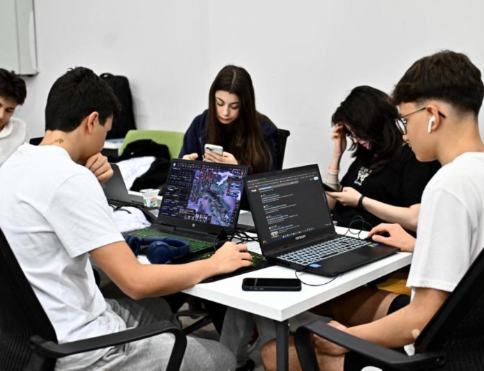 Muratpaşa’dan Gençlere Dijital Çağ Daveti: Yapay Zekanın Mimarları Yetişiyor.