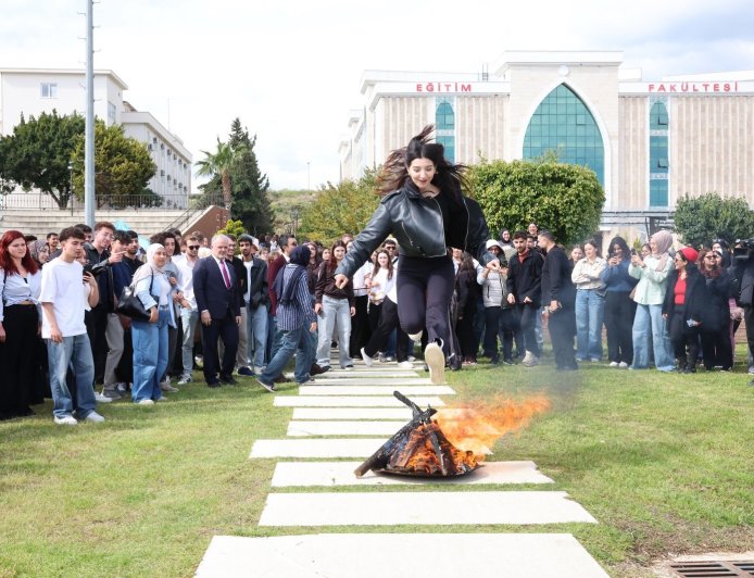 ALKÜ’de Nevruz Coşkusu: Ateş Yakıldı, Demir Dövüldü, Halaylar Çekildi