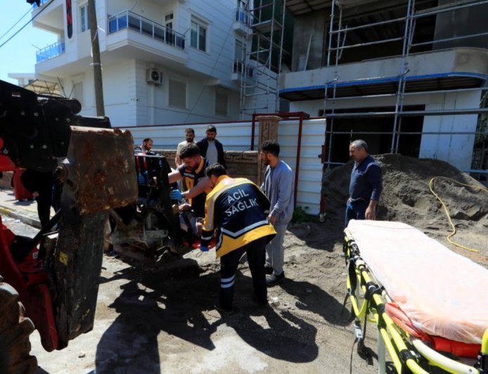 Antalya'da İskeleden Düşen İşçiye "Vinçli" Tahliye Operasyonu