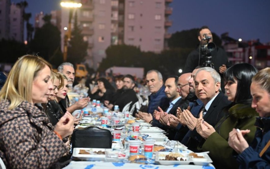 Kepez'de 5 Mahalle Tek Sofrada Buluştu: Zafer Mahallesi’nde Dev İftar