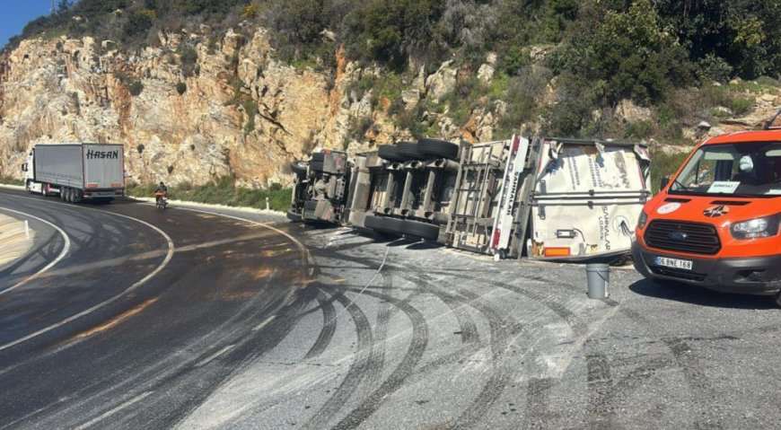 Antalya Gazipaşa'da Muz Yüklü Tır Devrildi, Sürücünün Sağlık Durumu İyi