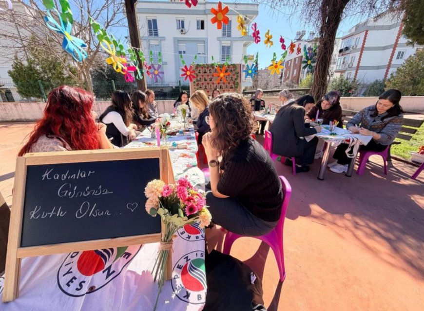 Kepezli Anneler 8 Mart’ta Fırçaları Elini Aldı: Bez Çantalar Tuvale Dönüştü