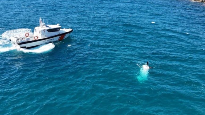 Antalya'nın Alanya ilçesinde balıkçı teknesinin batması paniğe neden oldu.