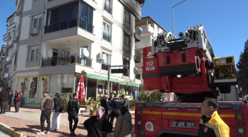 Antalya’nın Kepez ilçesinde 4 katlı bir binada çıkan yangın paniğe neden oldu.