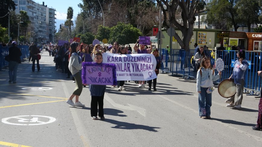 Antalya’da 8 Mart Dünya Kadınlar Günü Yürüyüşü Düzenlendi