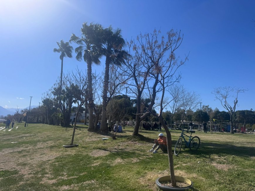 Hafta Sonu Antalya’da Güneşli Hava Keyfi Konyaaltı Sahilini Doldurdu