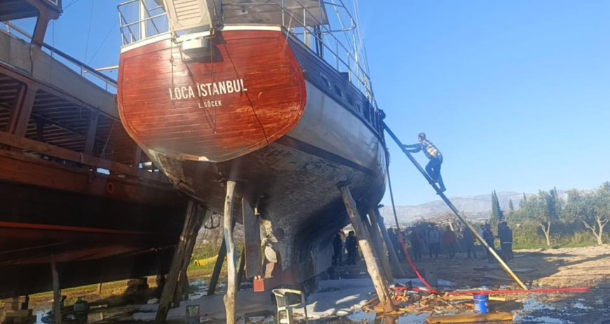 Manavgat’ta Bakımdaki Tur Teknesinde Yangın Çıktı