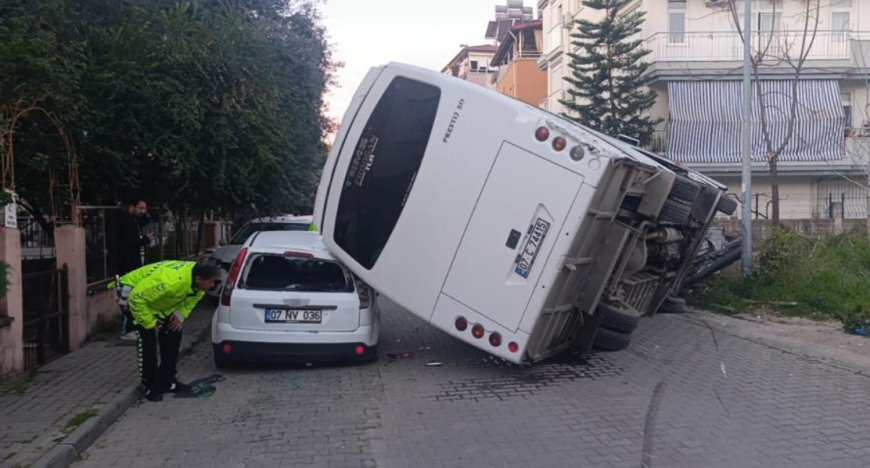 Manavgat'ta Zincirleme Dehşet: Servis Aracı Çarptı, Otobüs Park Halindeki Araçların Üzerine Devrildi!