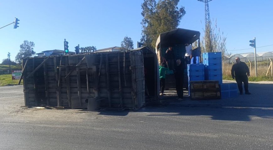 Manavgat'ta Ucuz Atlatılan Kaza: Muz Yüklü Kasa Yerinden Çıktı.