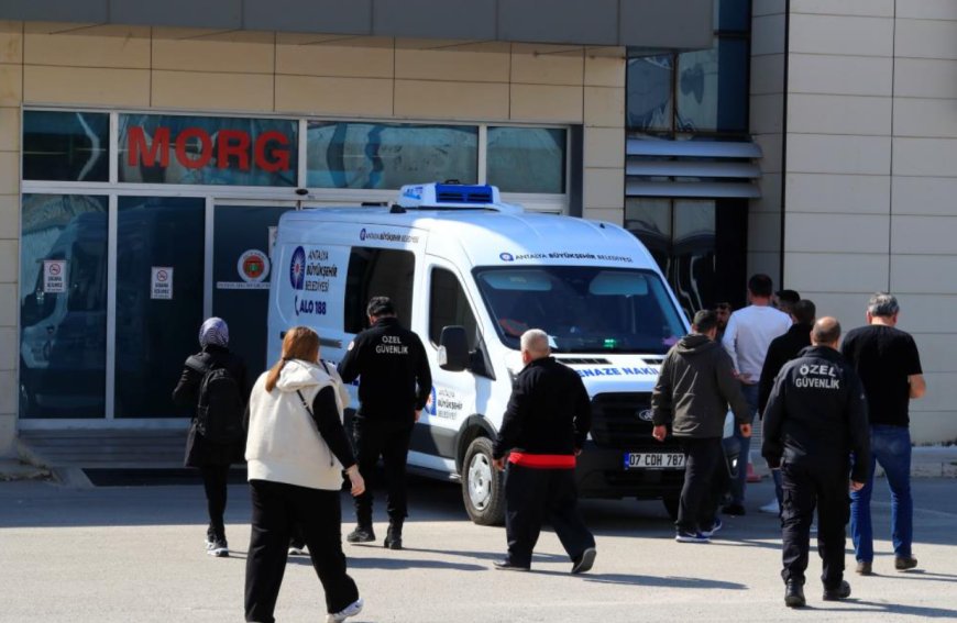 Konyaaltı'nda Korkunç Gece: Bariyerlere Çarpan Motosikletli Hayatını Kaybetti