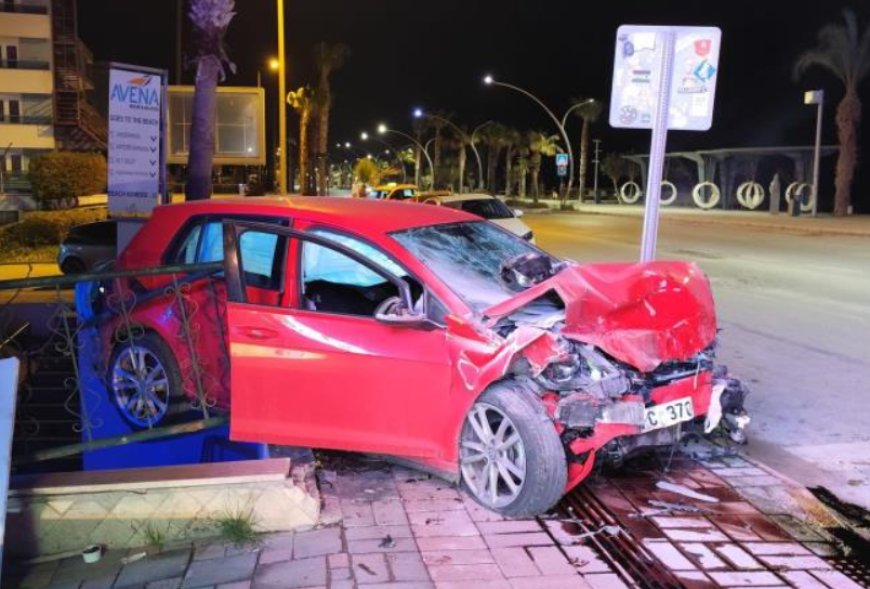 Alanya’da Korkutan Kaza: İki Otomobil Çarpıştı, 3 Yaralı