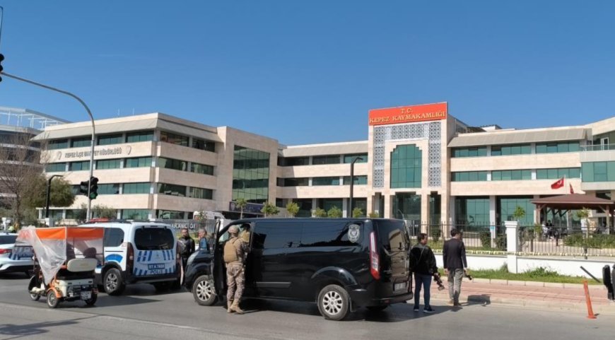 Kepez Kaymakamlığı'nda Hareketli Dakikalar: Kendini Odaya Kilitledi