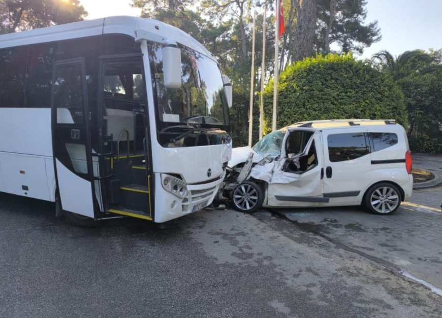 Manavgat Sorgun'da Kaza: Oteller Bölgesinde Servis Aracı ile Otomobil Çarpıştı