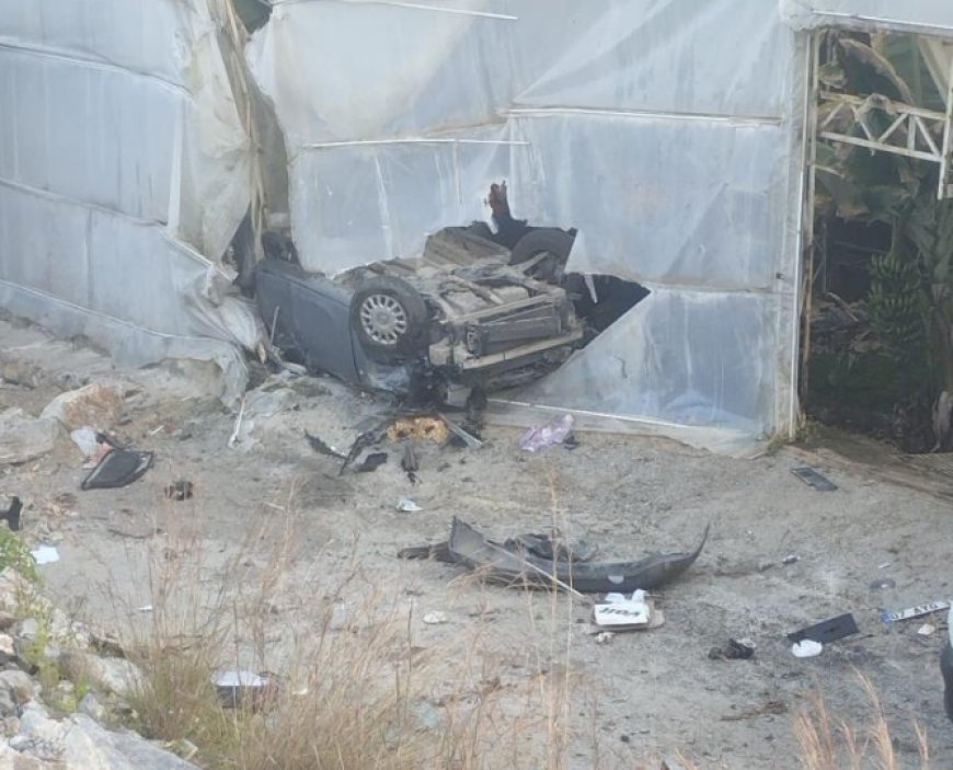 Alanya’da Feci Kaza: Kontrolden Çıkan Otomobil Muz Serasına Devrildi!