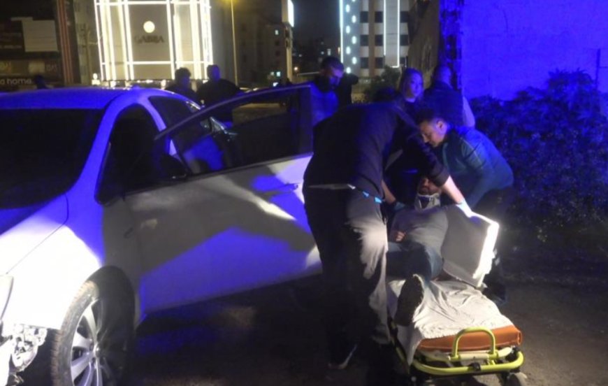 Antalya'da Direksiyon Başında Kriz Geçiren Sürücü Boş Araziye Uçtu: 2 Yaralı