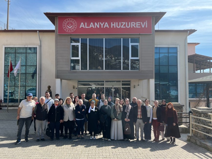 Huzurevinde Dijital Kalkan: ALKÜ Öğrencilerinden Yaşlılara "Güvenli İnternet" Dersi