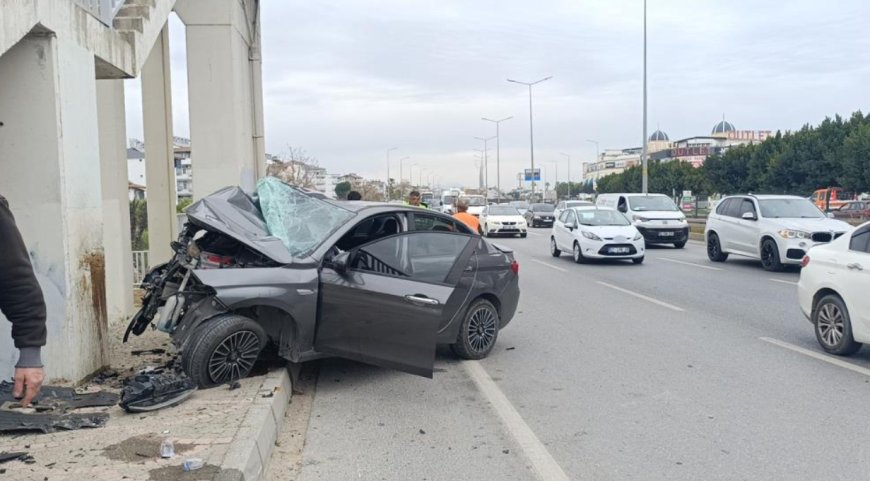 Manavgat'ta Can Pazarı: Üst Geçit Kolonuna Çarpan Araç Hurdaya Döndü!