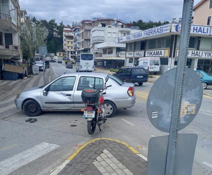 Manavgat’ta Kaza Anı: Yasaklı Yola Girmek İstedi, Motosiklet Çarptı.