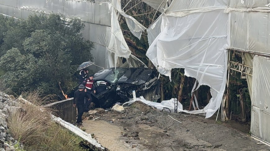 Alanya’da Lüks Otomobil Seraya Uçtu: Aynı Aileden 4 Yaralı