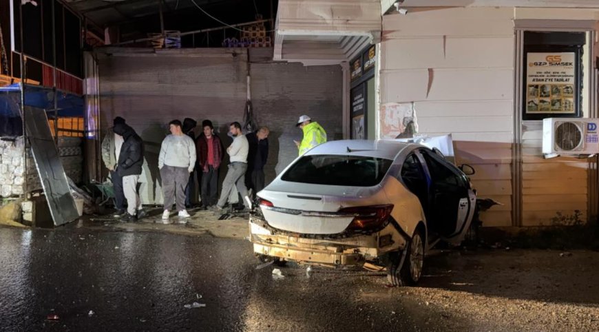 Gazipaşa Havalimanı Kavşağı’nda Trafik Kazası: 3 Kişi Ağır Yaralandı.