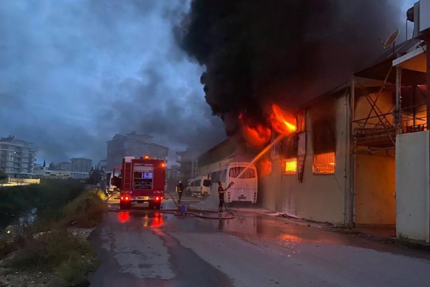 Antalya Serik’te İnşaat Malzemeleri Deposu Alevlere Teslim Oldu