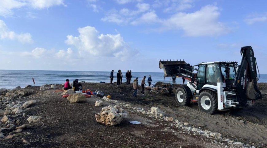 Serik'te Tekne Faciasından Dönüldü: Kayalıklara Çarpan Tekne Parçalandı!