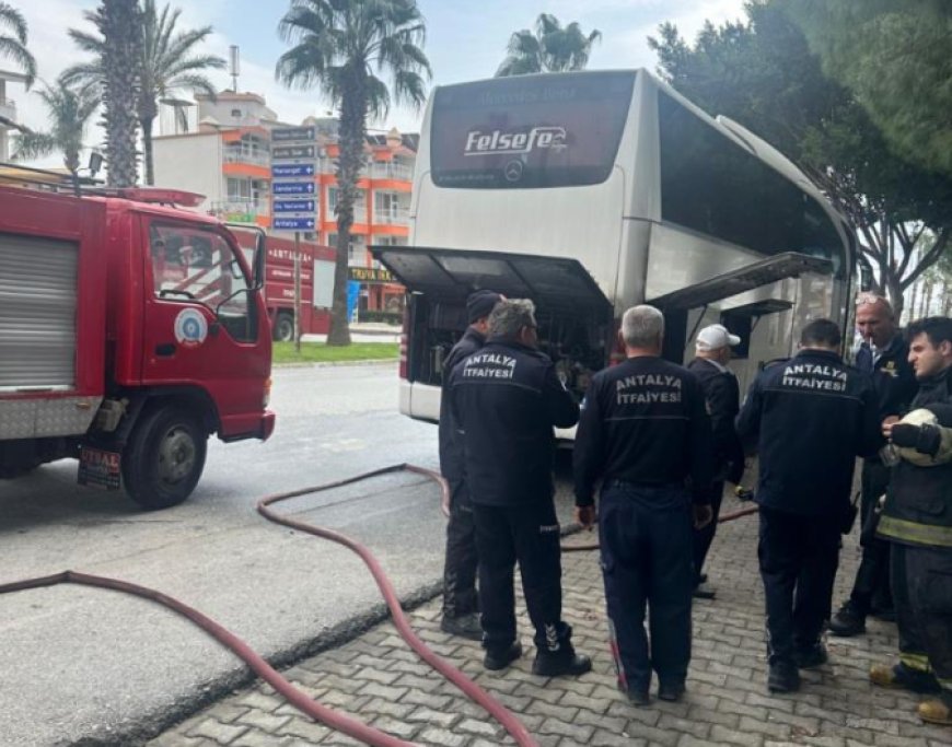 Manavgat’ta Park Halindeki Otobüs Alev Aldı: İtfaiye Facianın Önüne Geçti