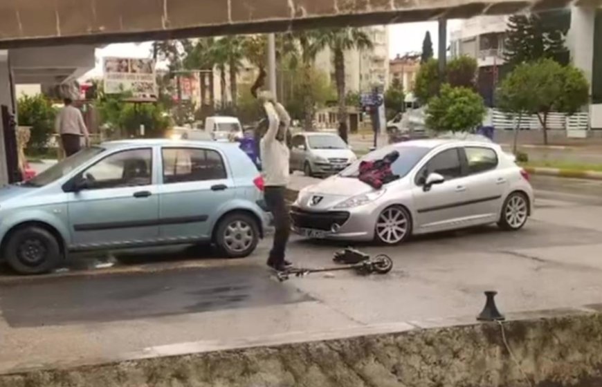 Antalya’da Öfke Patlaması: Arızalanan Scooterı Taşla Parçaladı!