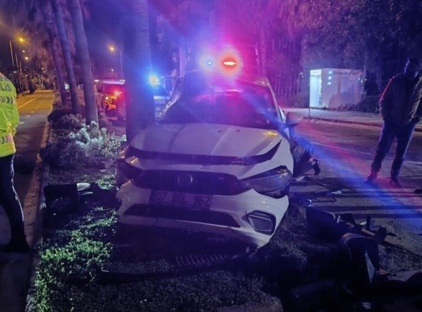 Alanya’da Gece Yarısı Kaza: Kontrolden Çıkan Otomobil Elektrik Direğine Çarptı