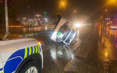 Serik’te Korkutan Kaza: Otomobil Refüje Çarptı, Yan Yattı!