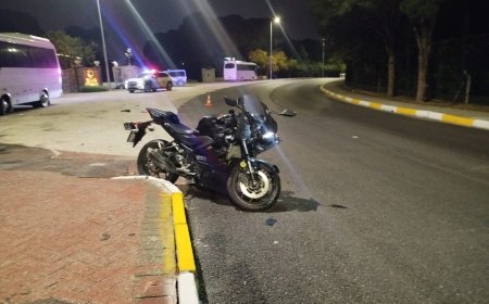 Antalya’nın Serik ilçesinde midibüs ile motosikletin çarpıştığı trafik kazasında 1 kişi yaralandı.
