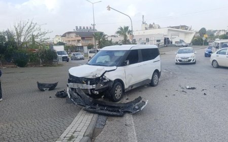 Manavgat’ta Otomobil ile Hafif Ticari Araç Çarpıştı: 1 Yaralı