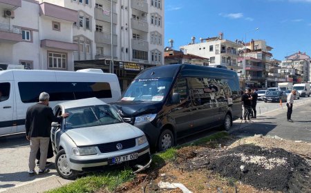 Serik’te VIP Tur Minibüsü ile Otomobil Çarpıştı: 2 Yaralı