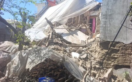 Antalya Demre’de Korkutan Çökme: 2 Katlı Kerpiç Ev Yerle Bir Oldu!