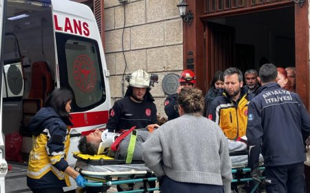 Antalya Kaleiçi’nde korkutan kaza: Ekipler depoya inip çıkardı!
