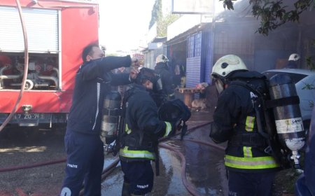 Antalya Kepez'de Motosiklet Tamirhanesinde Korkutan Yangın