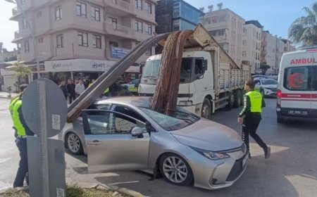 Manavgat'ta Mucize Kurtuluş: İnşaat Demirleri Ön Camdan İçeri Girdi!