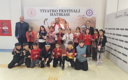Burdur Tiyatro Festivali’nde Geleneksel Miras Gelecekle Buluştu.Çocuklar Kendi Karagöz ve Hacivatlarını Sahneye Taşıdı.