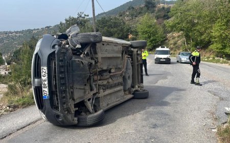 Alanya’da Kontrolden Çıkan Araç Devrildi: Sürücü Hastaneye Kaldırıldı