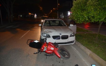 Muratpaşa'da Otomobil ile Motosiklet Çarpıştı: 2 Yaralı