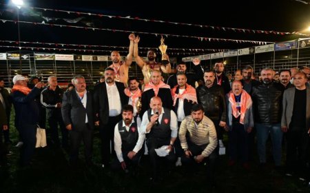 10. Kepez Belediyesi Yağlı Pehlivan Güreşleri'nde başpehlivan Enes Doğan oldu.